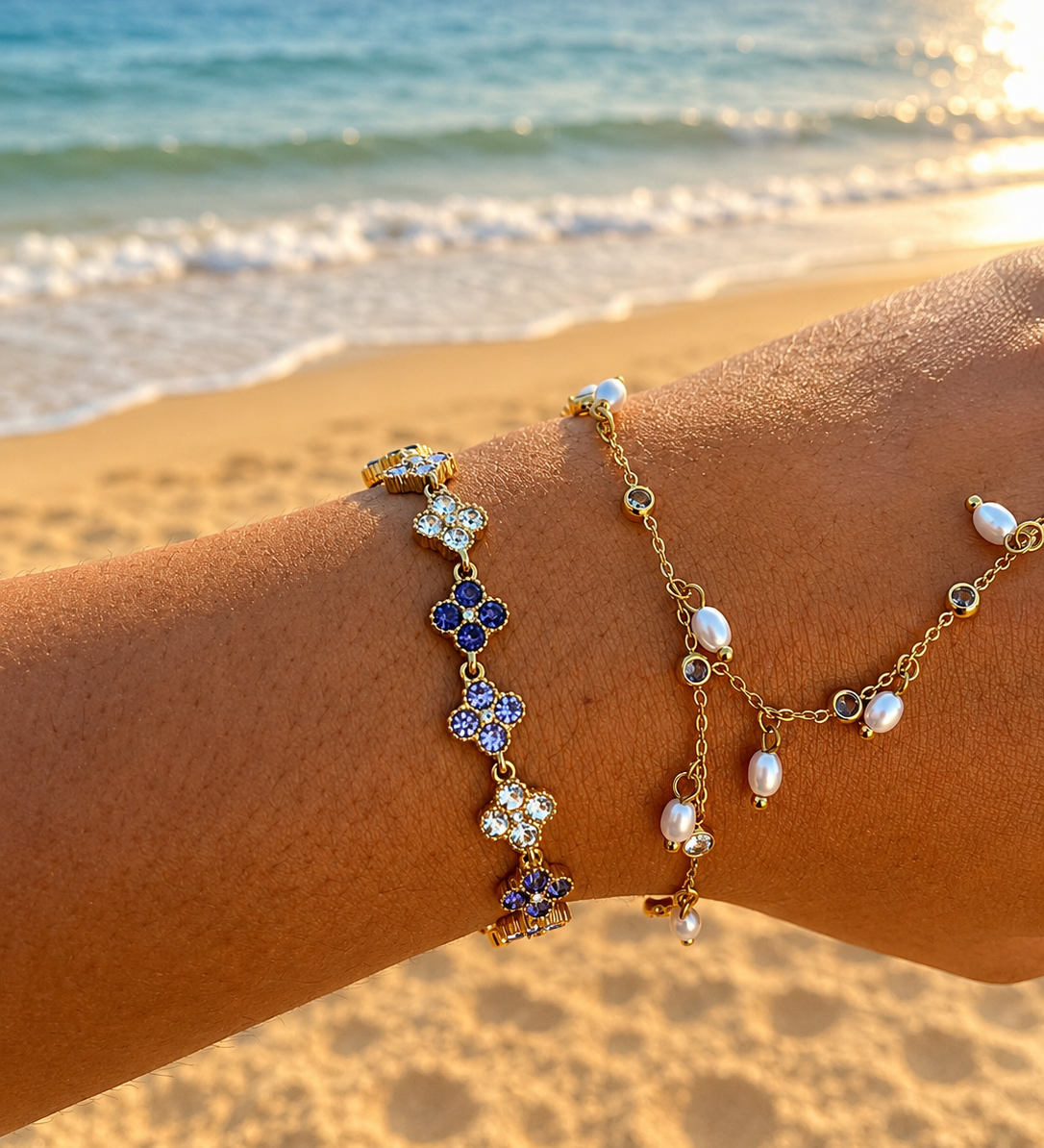 Bracelet Violette en acier inoxydable doré avec trèfles violets porté au poignet à la plage - Ordiajade