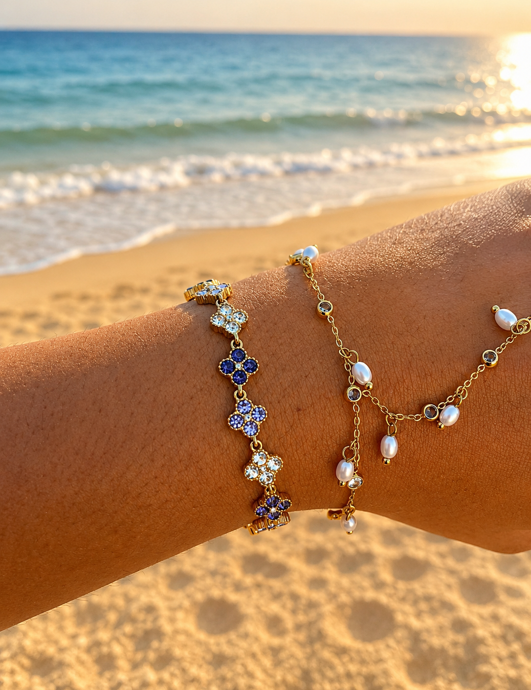 Bracelet Violette en acier inoxydable doré avec trèfles violets porté au poignet à la plage - Ordiajade