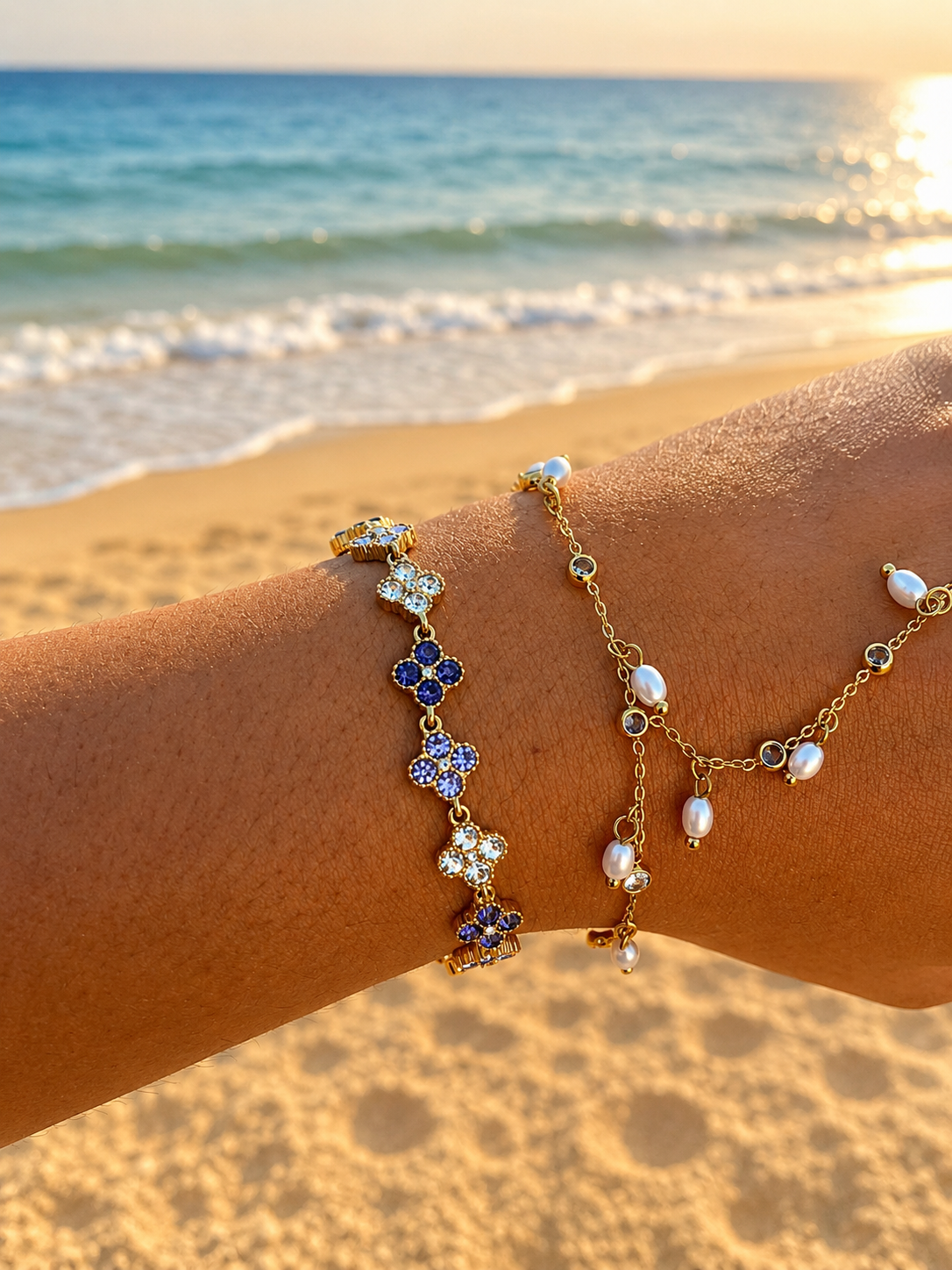 Bracelet Violette en acier inoxydable doré avec trèfles violets porté au poignet à la plage - Ordiajade