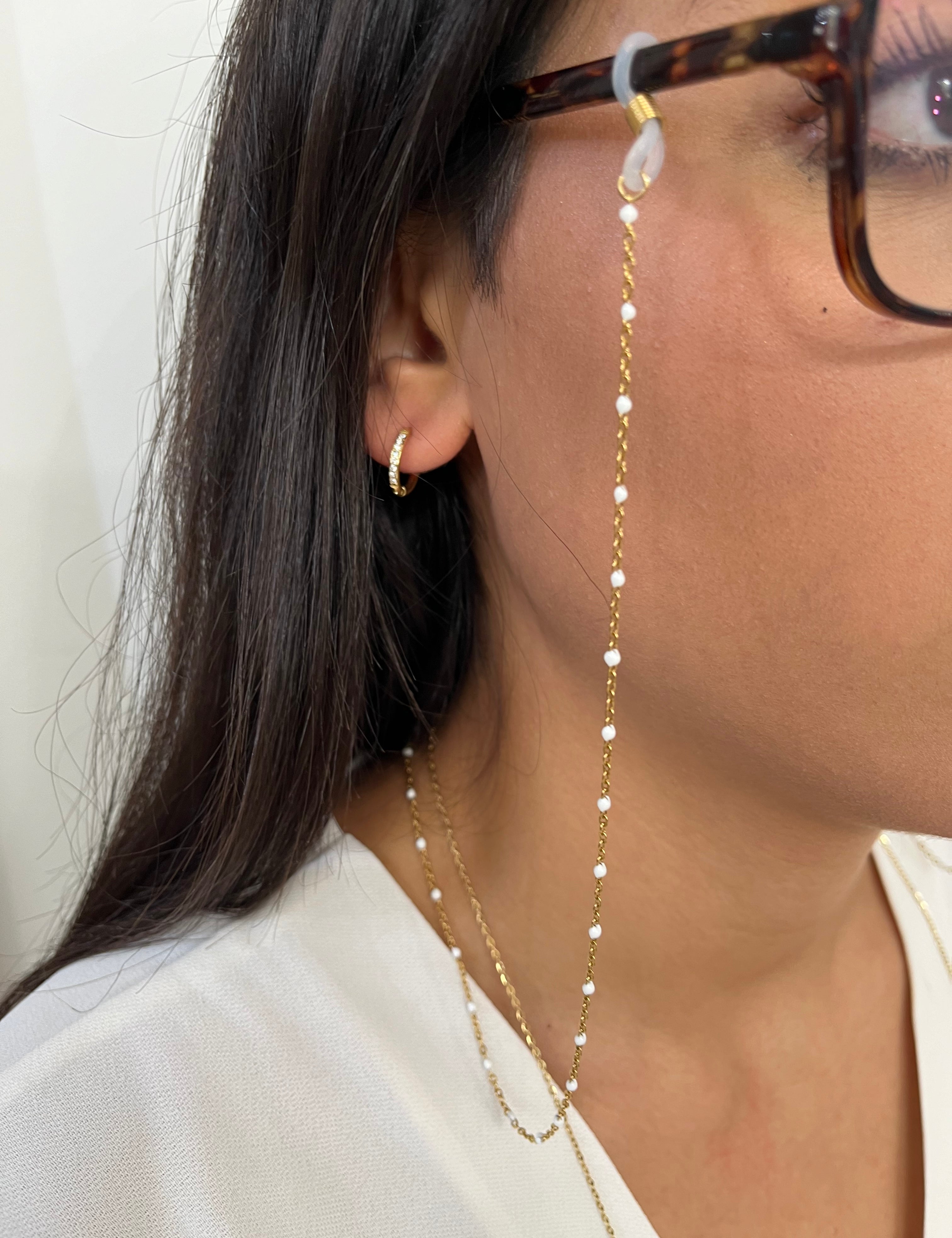  Chaîne de lunettes dorée en acier inoxydable portée de profil - Ordiajade