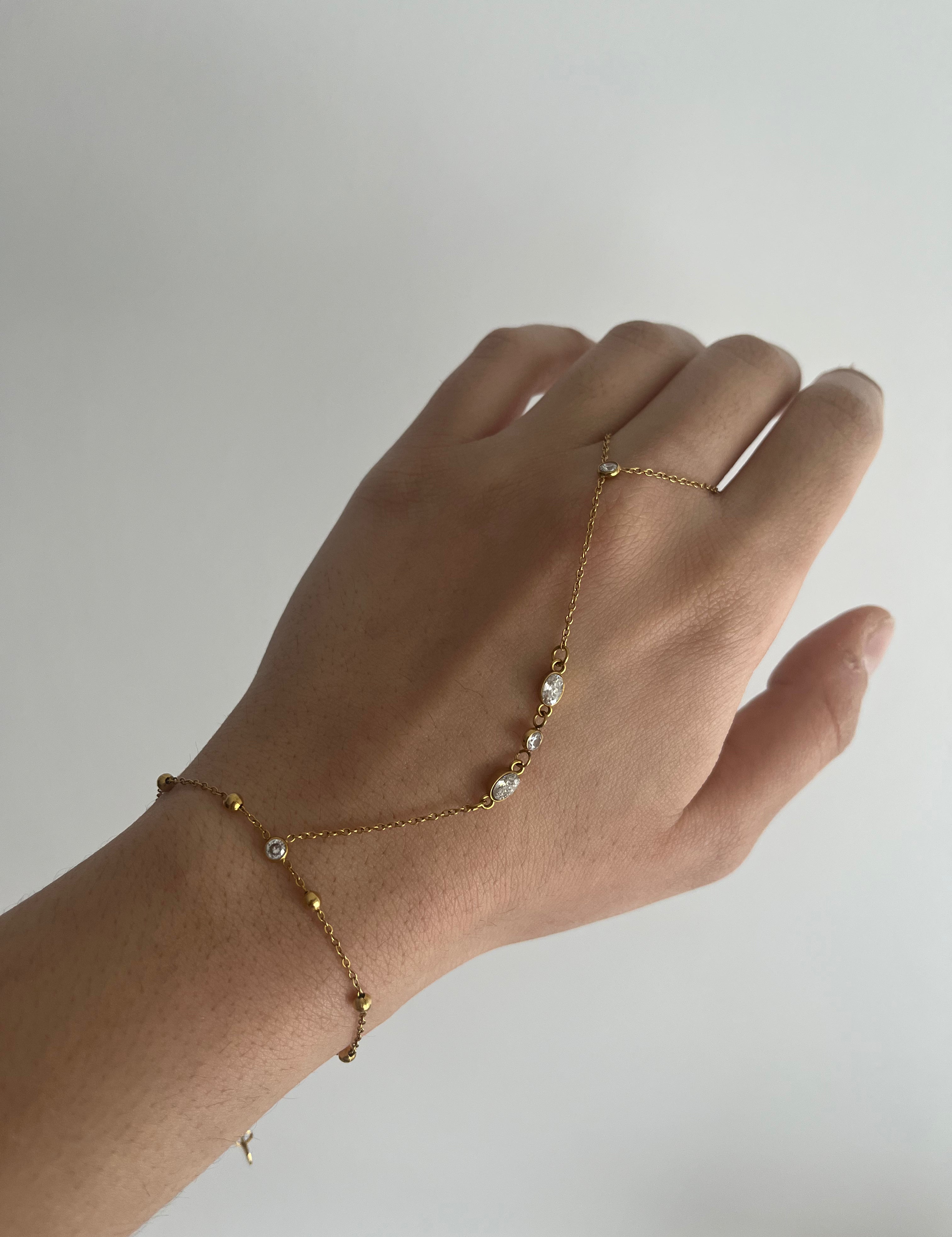 Chaîne de main fine dorée en acier inoxydable Beauty portée au poignet - Ordiajade