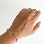 Chaîne de main Beauty en acier inoxydable doré portée sur la main - Ordiajade