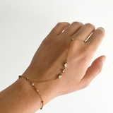 Chaîne de main Beauty en acier inoxydable doré portée sur la main - Ordiajade