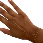 Chaîne de main fine dorée à double attache modèle Daenarys en acier inoxydable portée sur une main.