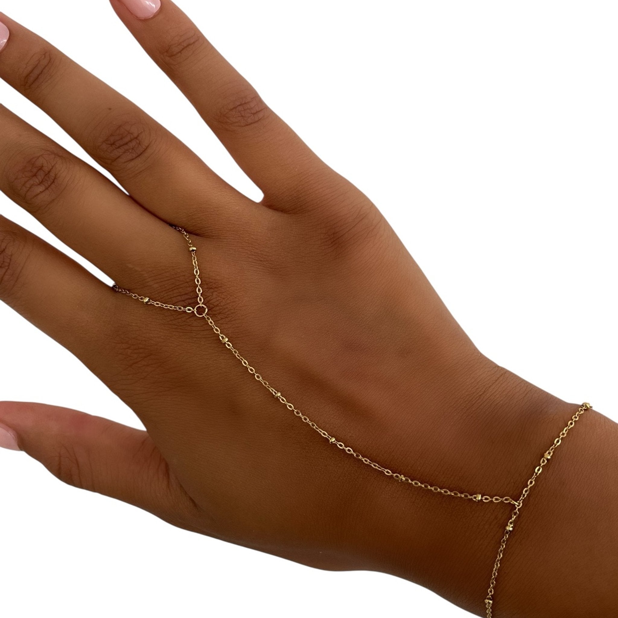 Chaîne de main fine dorée à double attache modèle Daenarys en acier inoxydable portée sur une main.