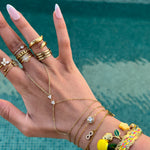 Bijou de main doré waterproof porté en accumulation avec des bracelets - Ordiajade