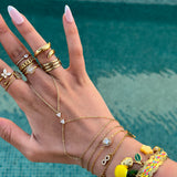 Bijou de main doré waterproof porté en accumulation avec des bracelets - Ordiajade