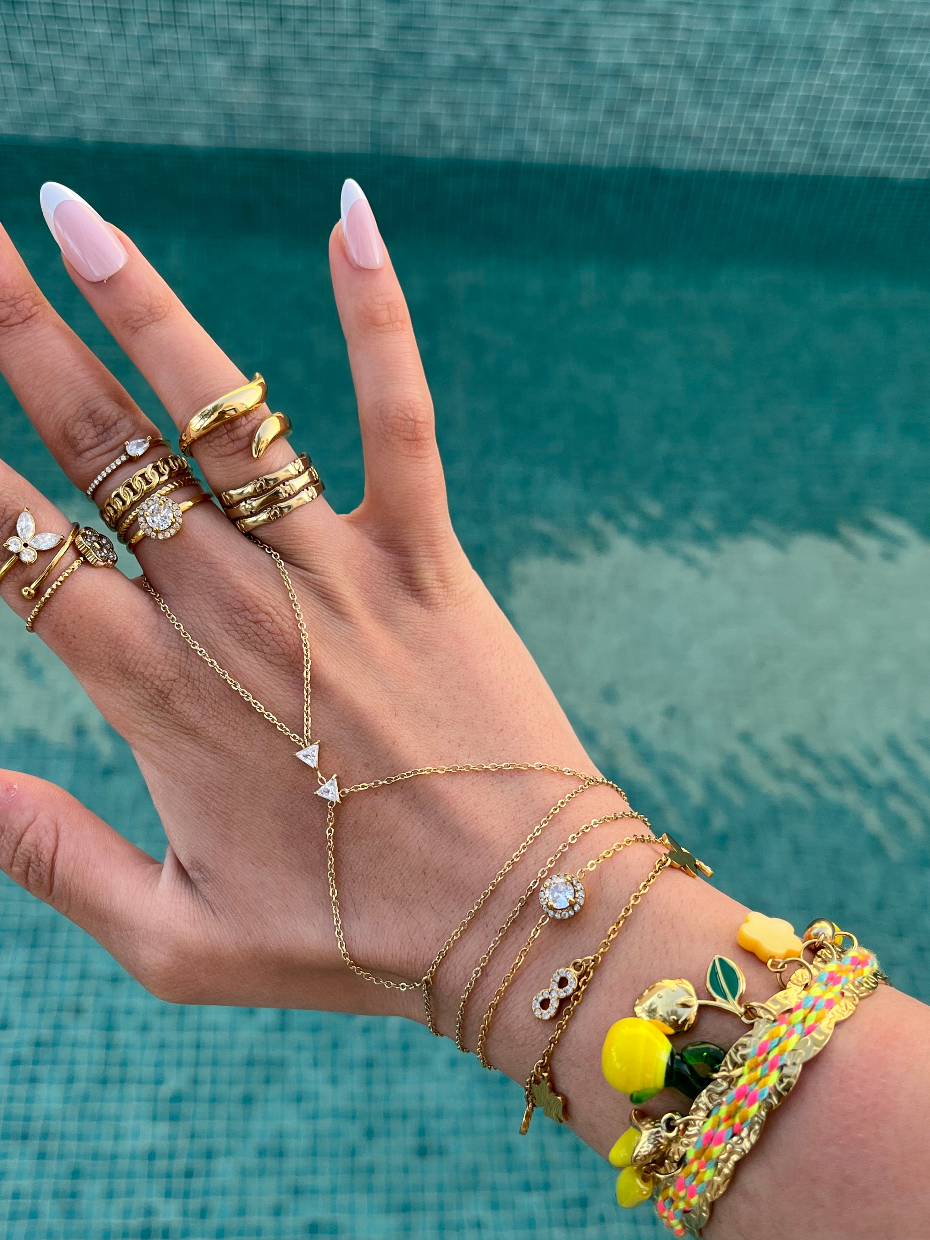 Bijou de main doré waterproof porté en accumulation avec des bracelets - Ordiajade