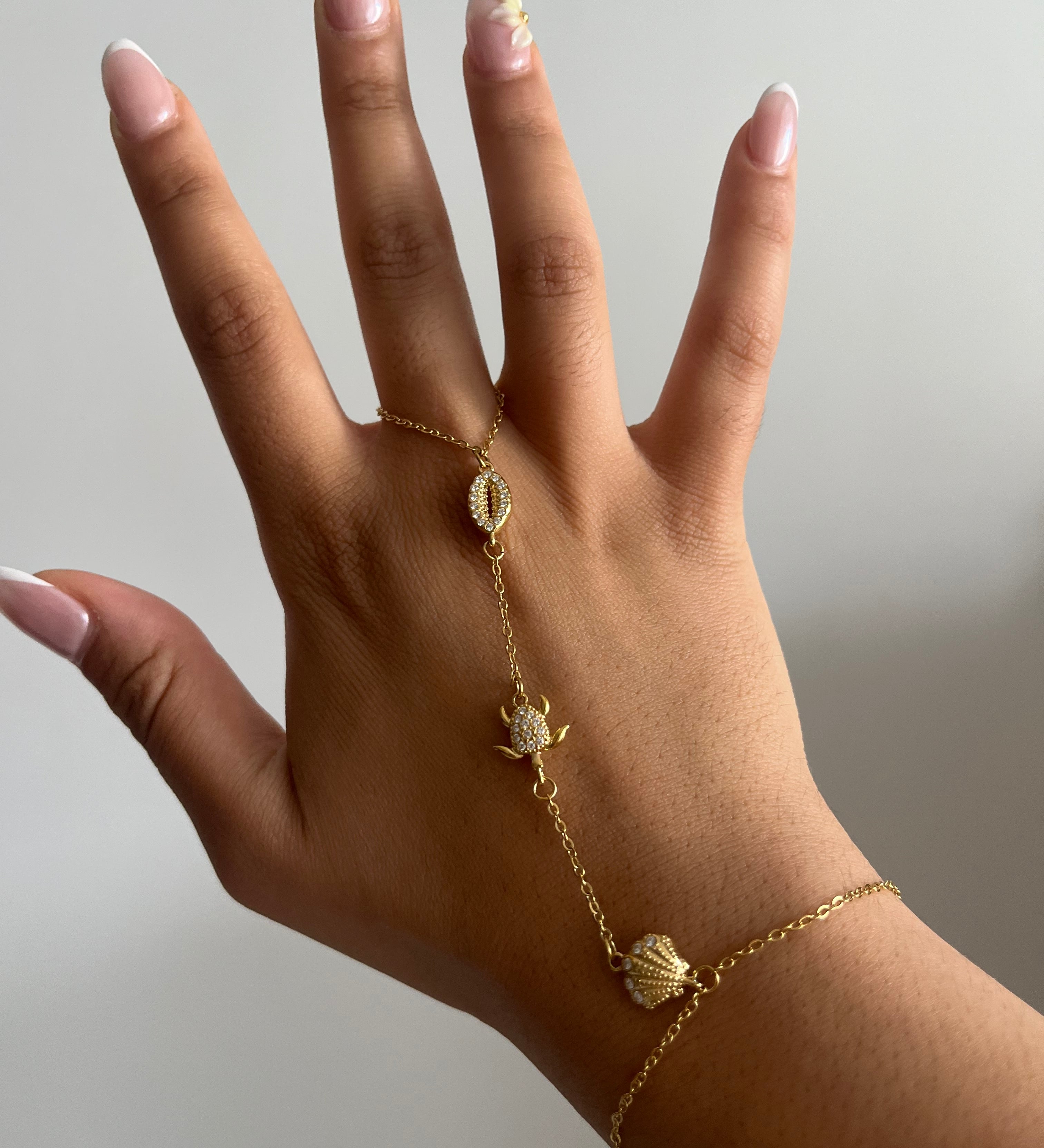 Chaîne de main GUYANE dorée avec motifs coquillage et tortue, bijou ajustable en acier inoxydabl