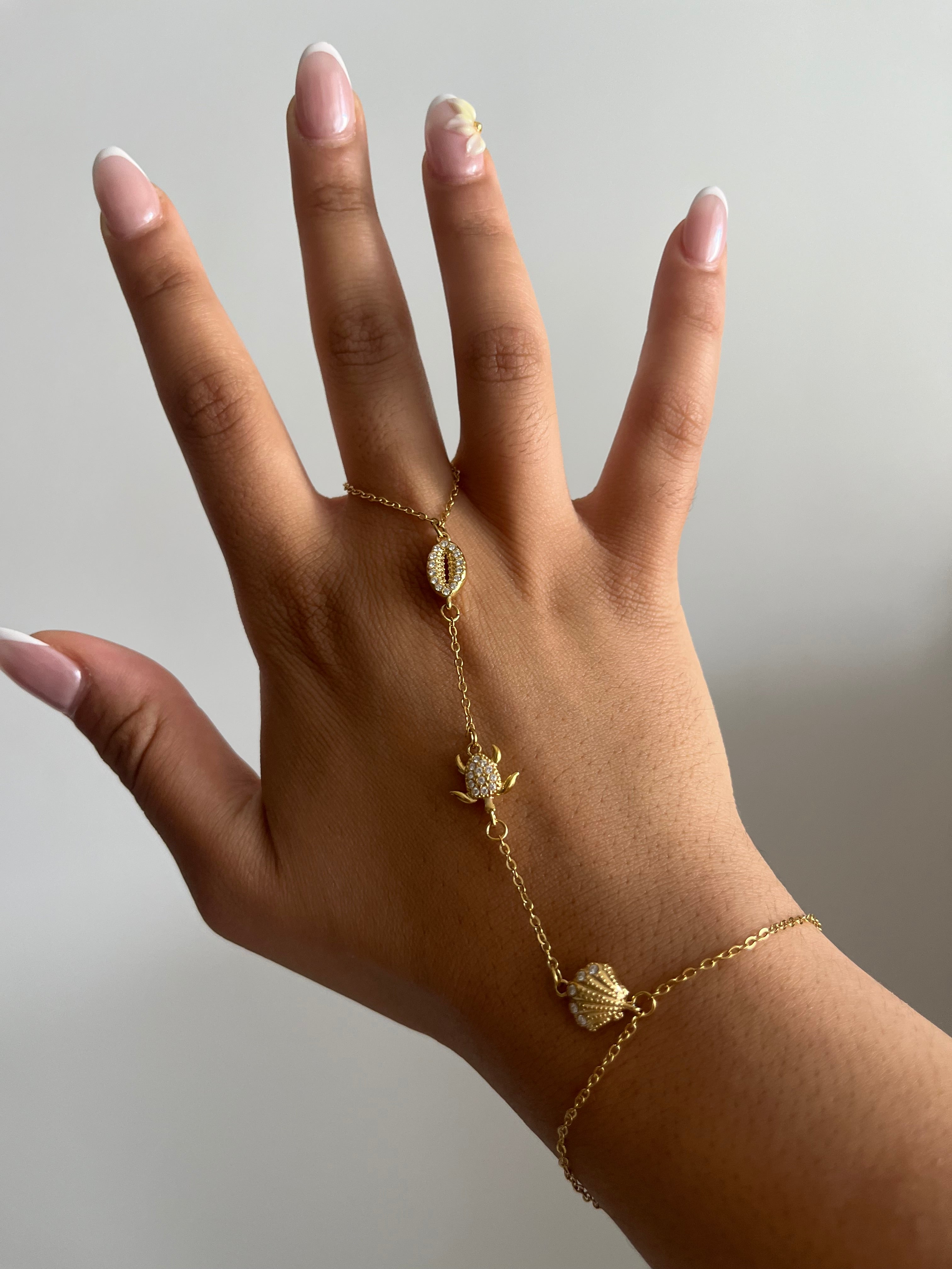 Chaîne de main GUYANE dorée avec motifs coquillage et tortue, bijou ajustable en acier inoxydabl