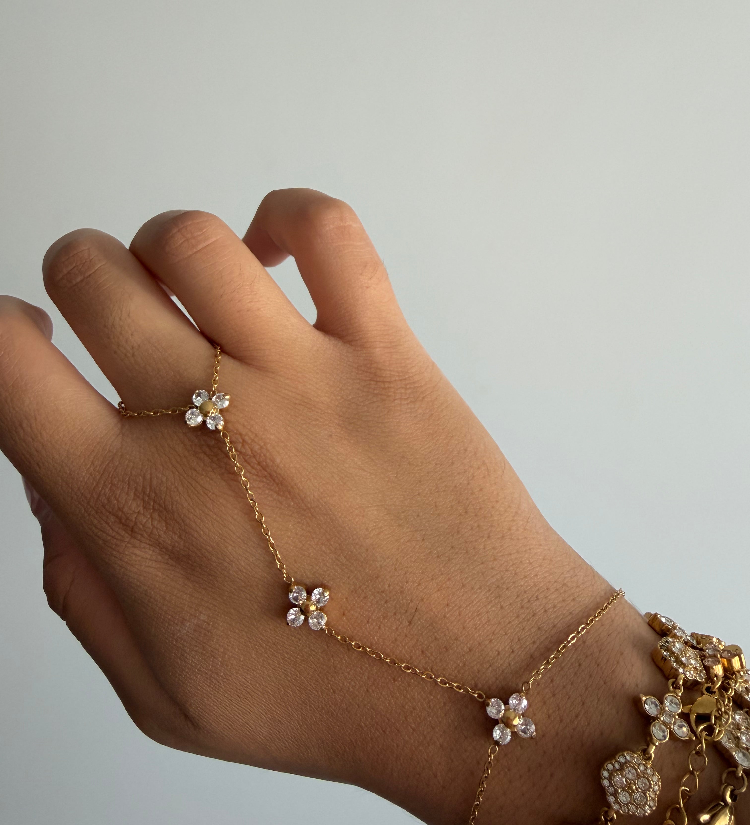 Chaîne de main Lou dorée en acier inoxydable ornée de motifs trèfles portée à la main - Ordiajade