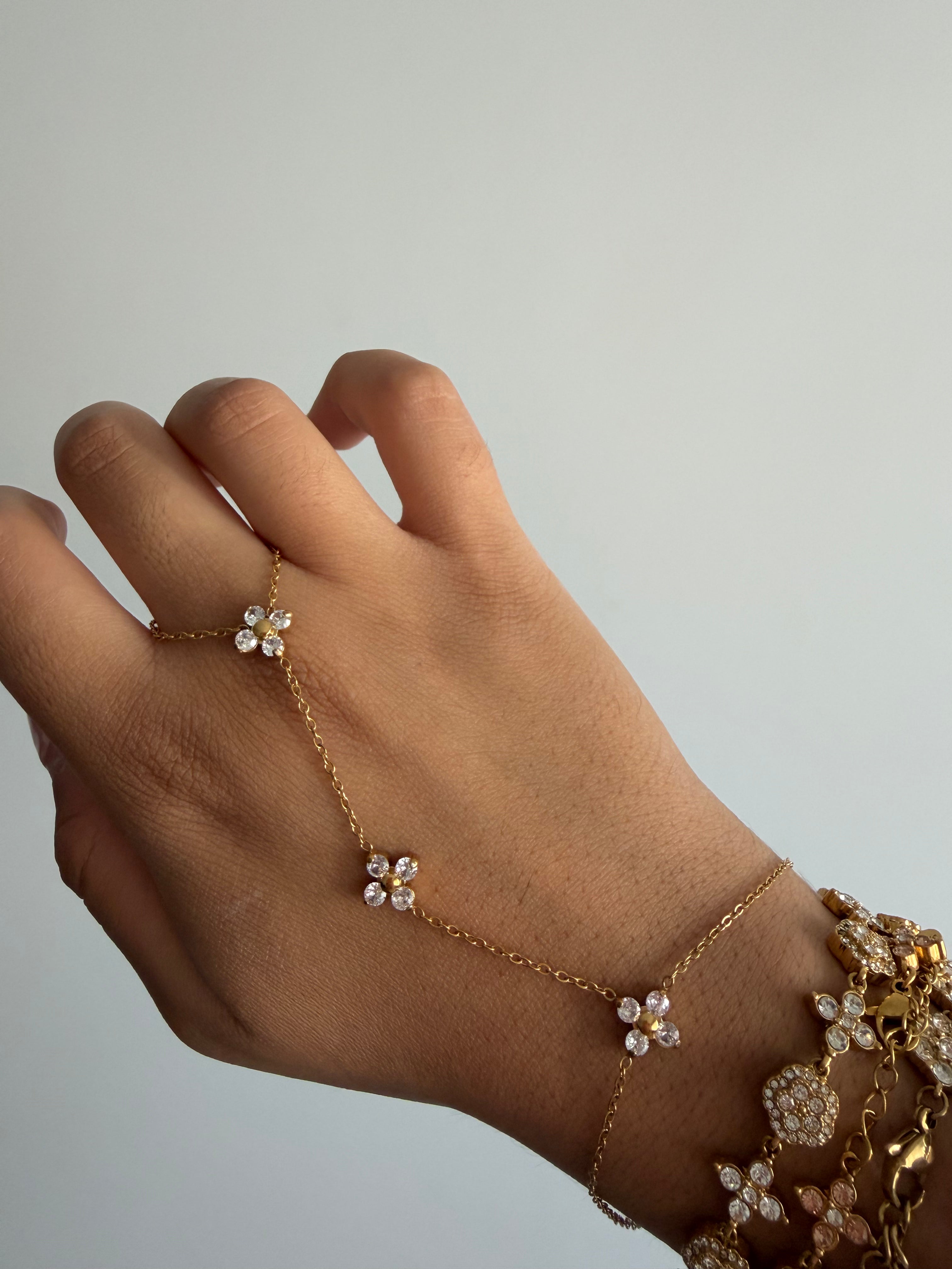 Chaîne de main Lou dorée en acier inoxydable ornée de motifs trèfles portée à la main - Ordiajade