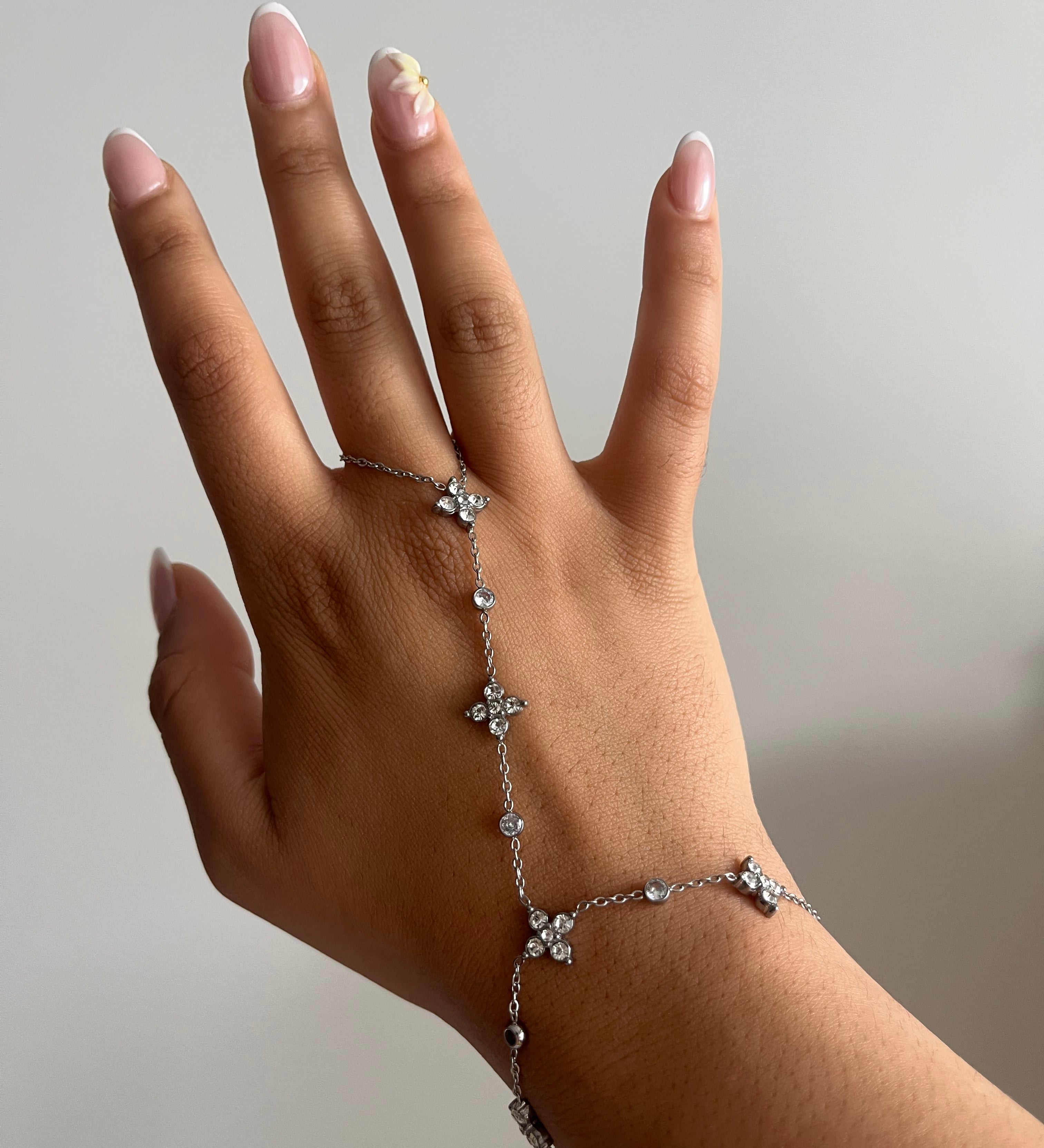 "Chaîne de main SUZIE argentée, bijou raffiné en acier inoxydable