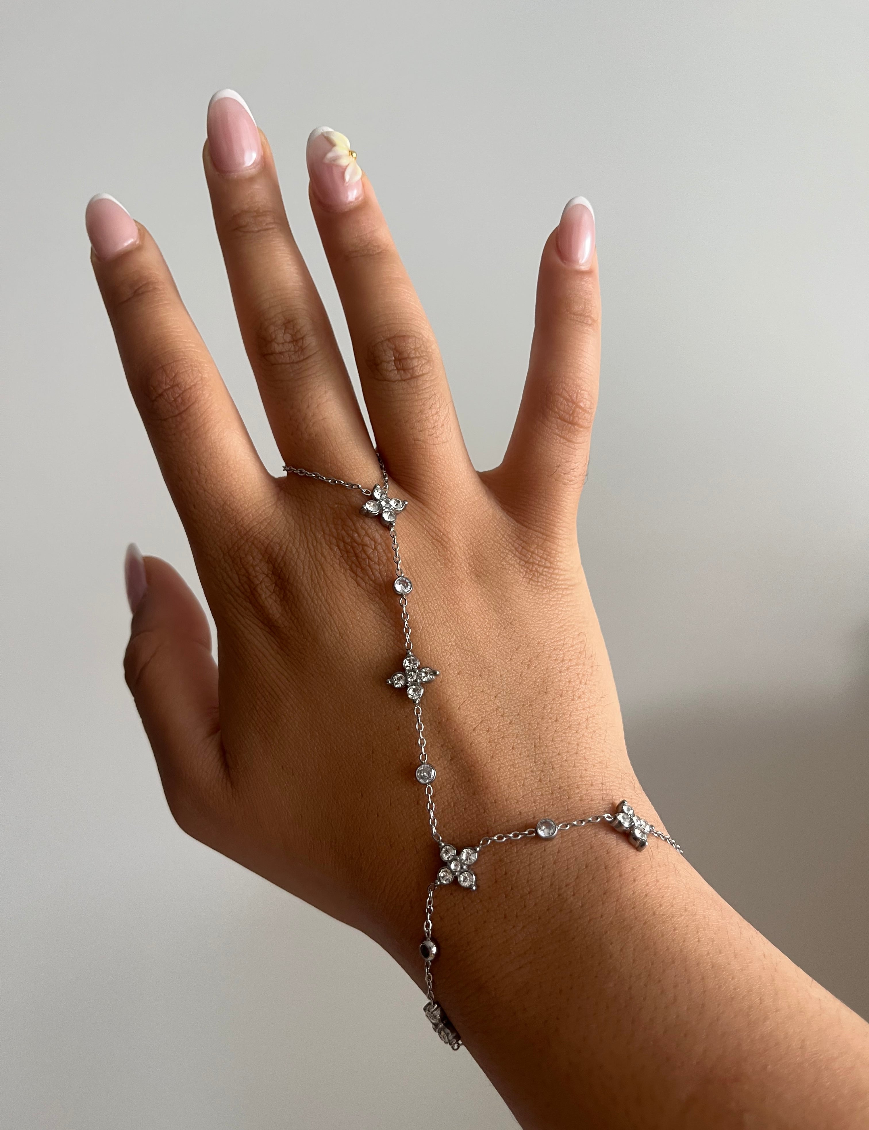"Chaîne de main SUZIE argentée, bijou raffiné en acier inoxydable