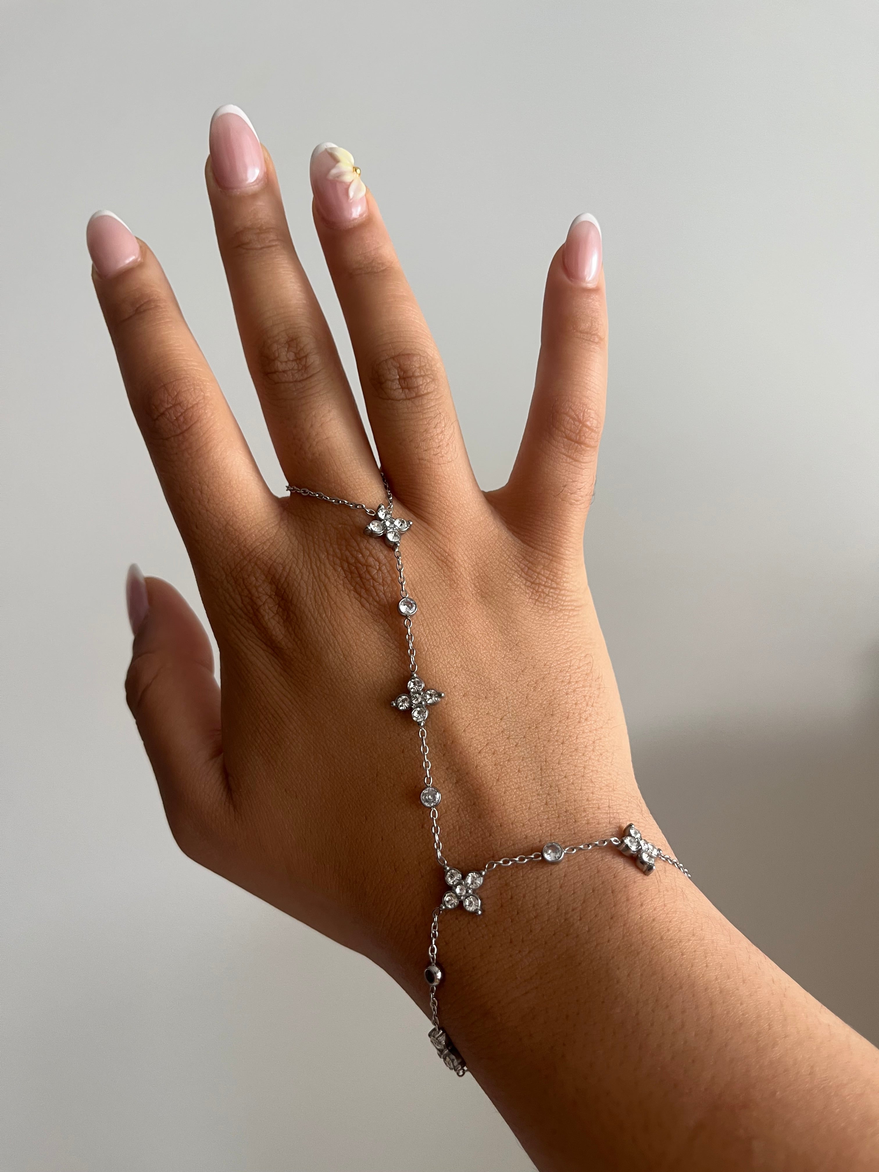 "Chaîne de main SUZIE argentée, bijou raffiné en acier inoxydable