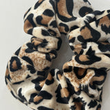 Chouchou élastique en satin motif léopard pour ne pas abîmer les cheveux.