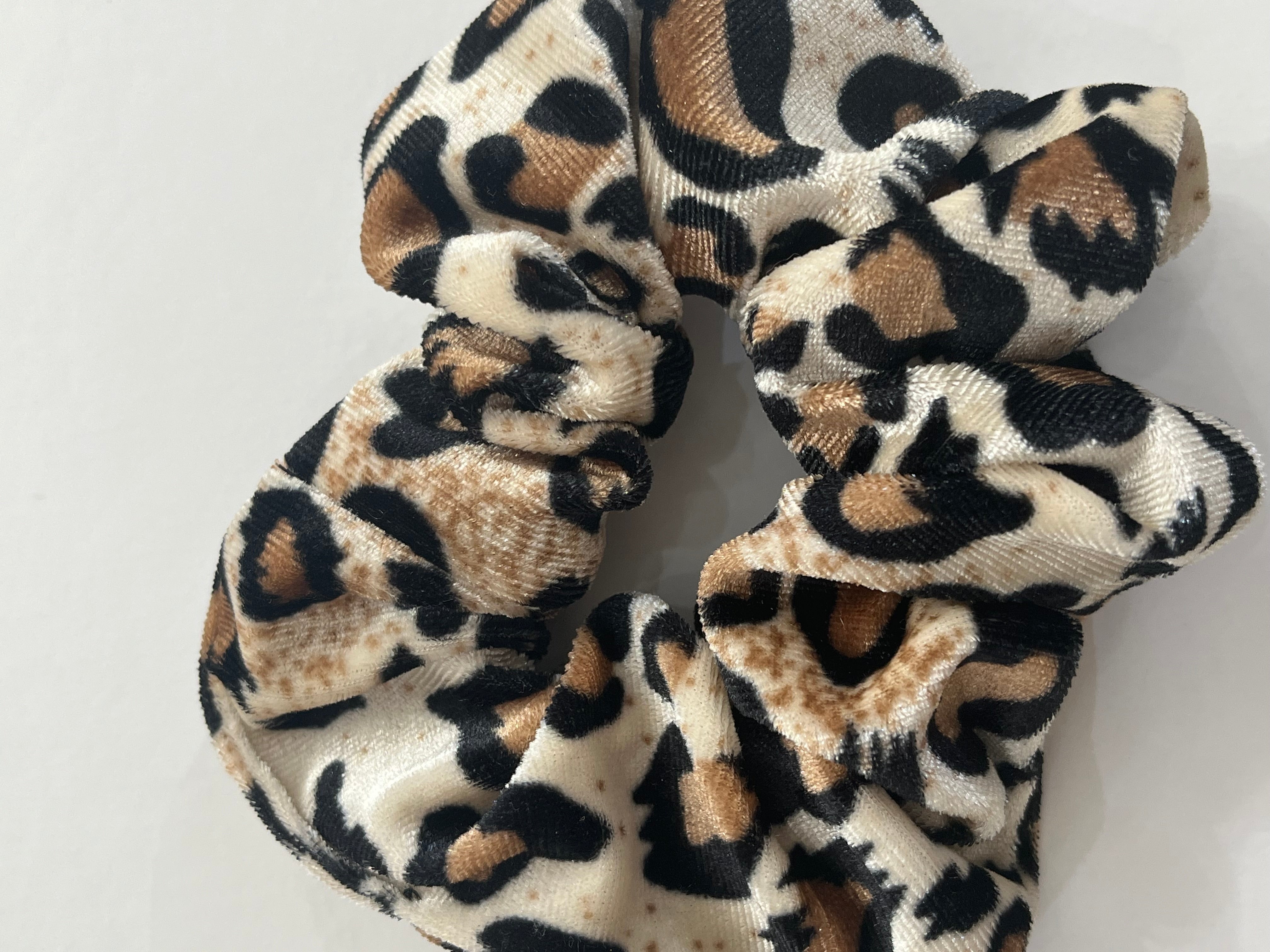 Chouchou élastique en satin motif léopard pour ne pas abîmer les cheveux.