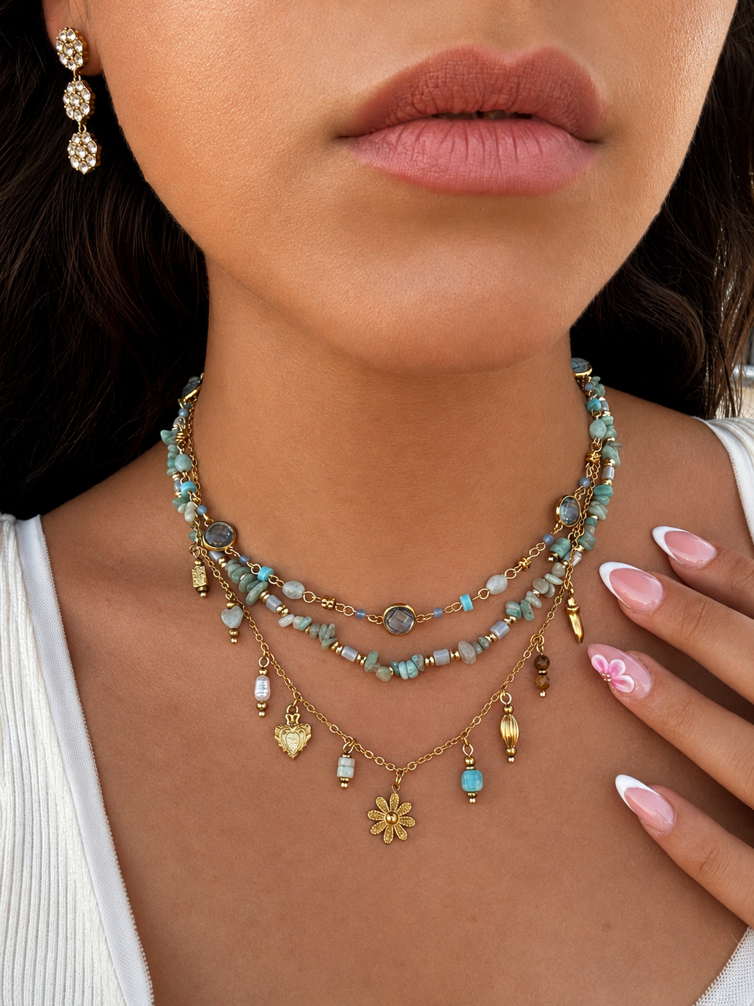 Collier fin Aqualine en acier inoxydable composé d'un rang d'éclats de pierres naturelles bleues et turquoises porté au cou - Ordiajade