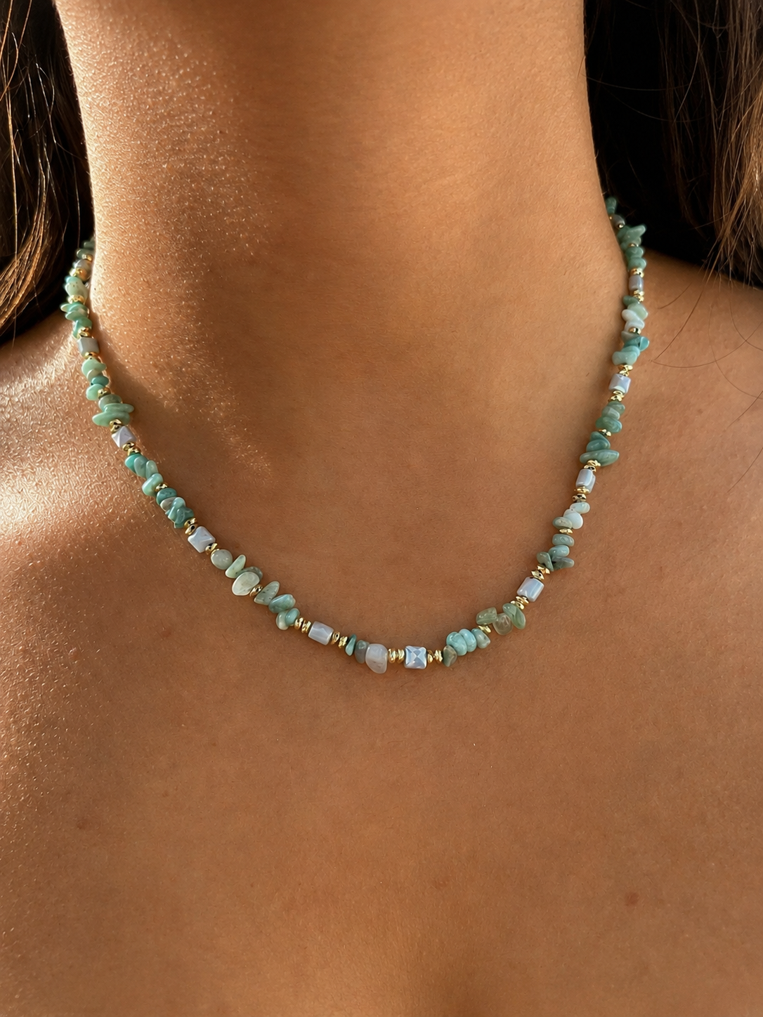 Collier fin Aqualine en acier inoxydable composé d'un rang d'éclats de pierres naturelles bleues et turquoises porté au cou - Ordiajade