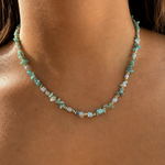 Collier fin Aqualine en acier inoxydable composé d'un rang d'éclats de pierres naturelles bleues et turquoises porté au cou - Ordiajade