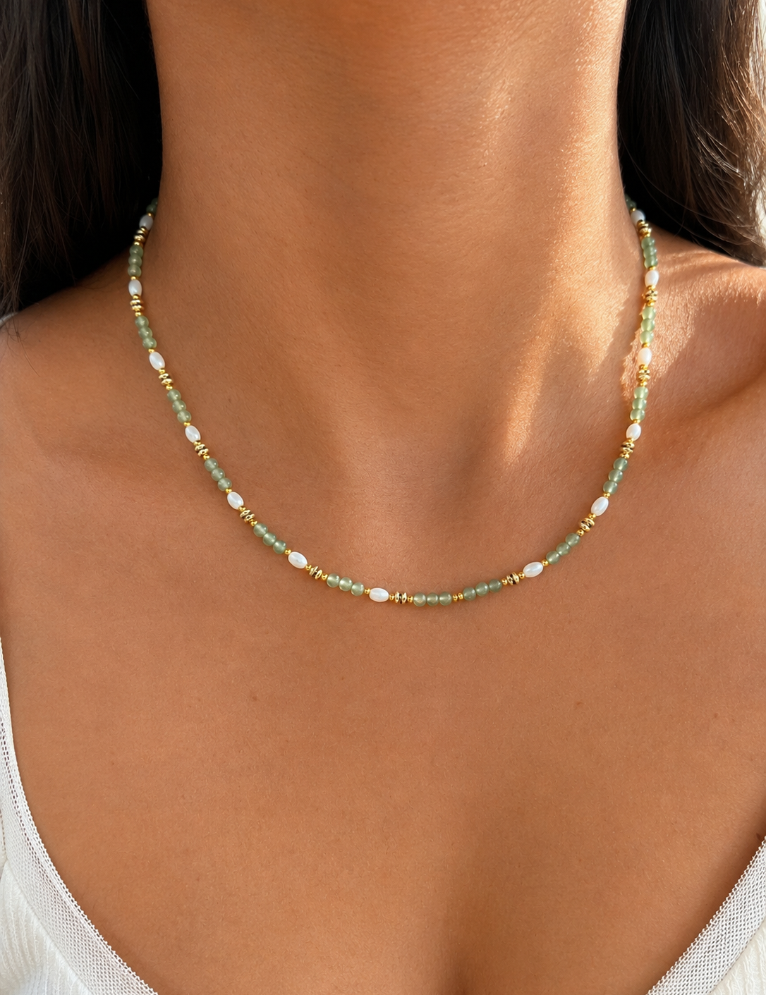 Collier fin doré Babe en acier inoxydable et petites perles blanches porté délicatement au cou - Ordiajade