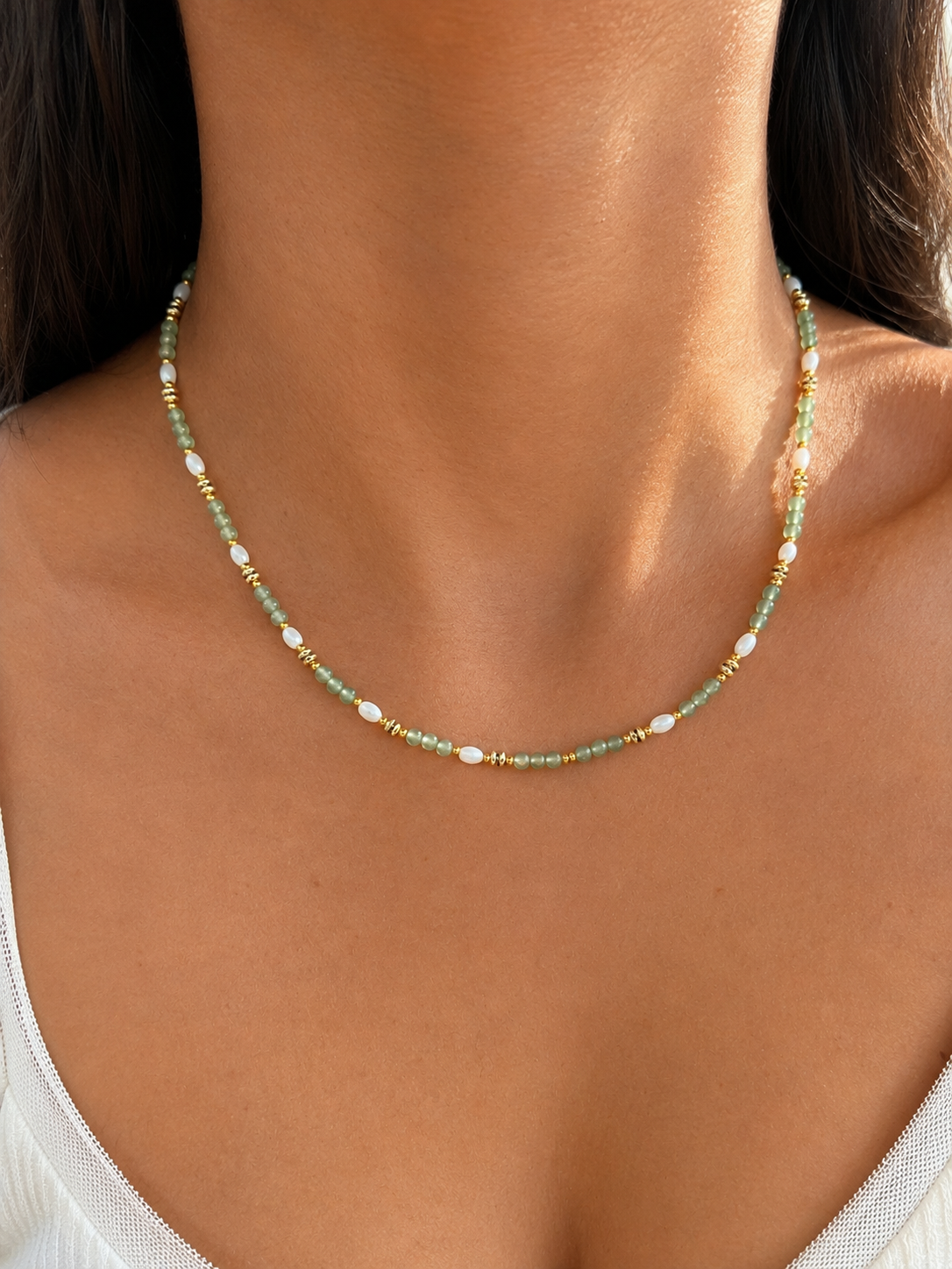 Collier fin doré Babe en acier inoxydable et petites perles blanches porté délicatement au cou - Ordiajade