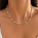 Collier fin doré Babe en acier inoxydable et petites perles blanches porté délicatement au cou - Ordiajade