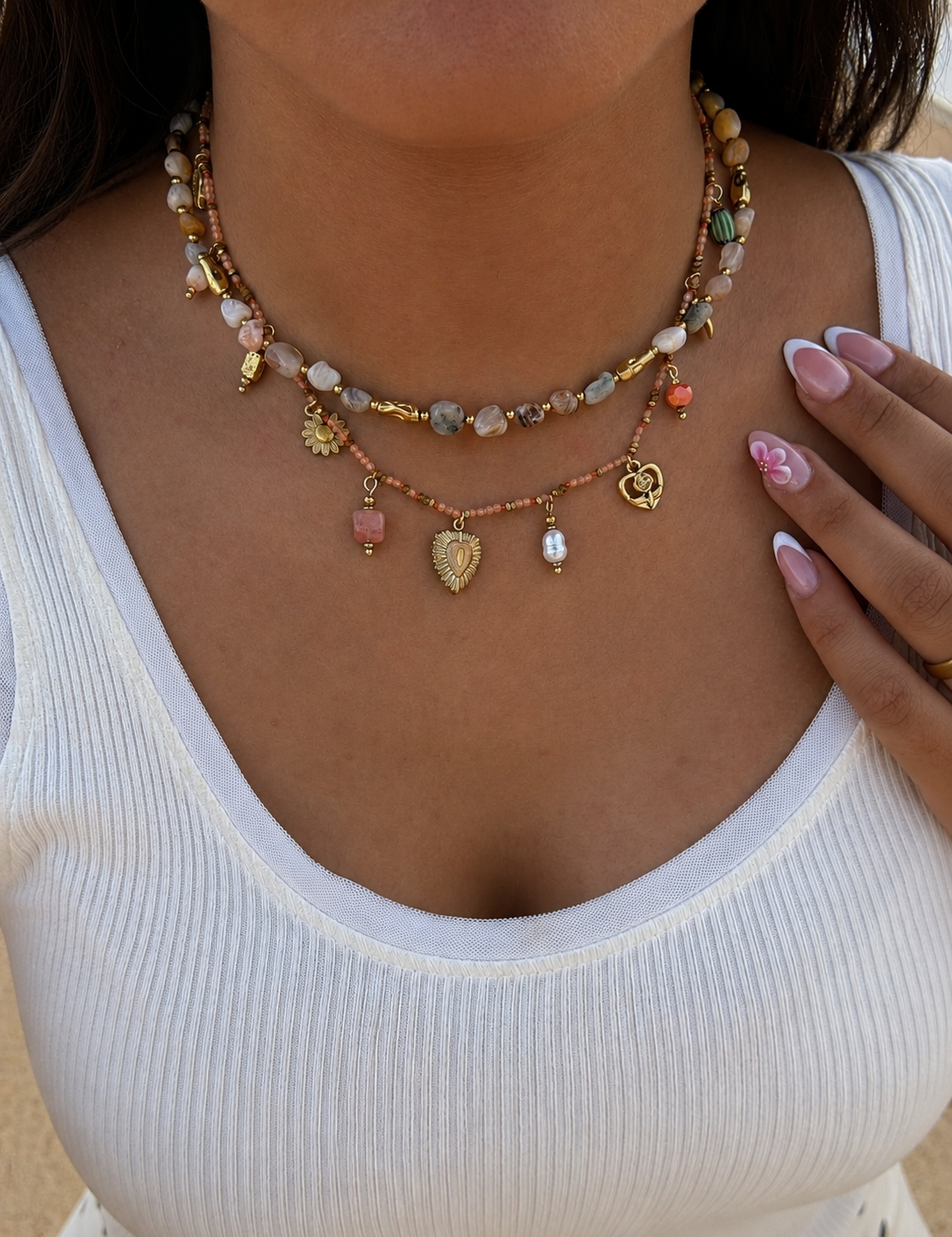 Collier Éléonore en acier inoxydable doré à pampilles porté au cou sur un haut blanc - Ordiajade