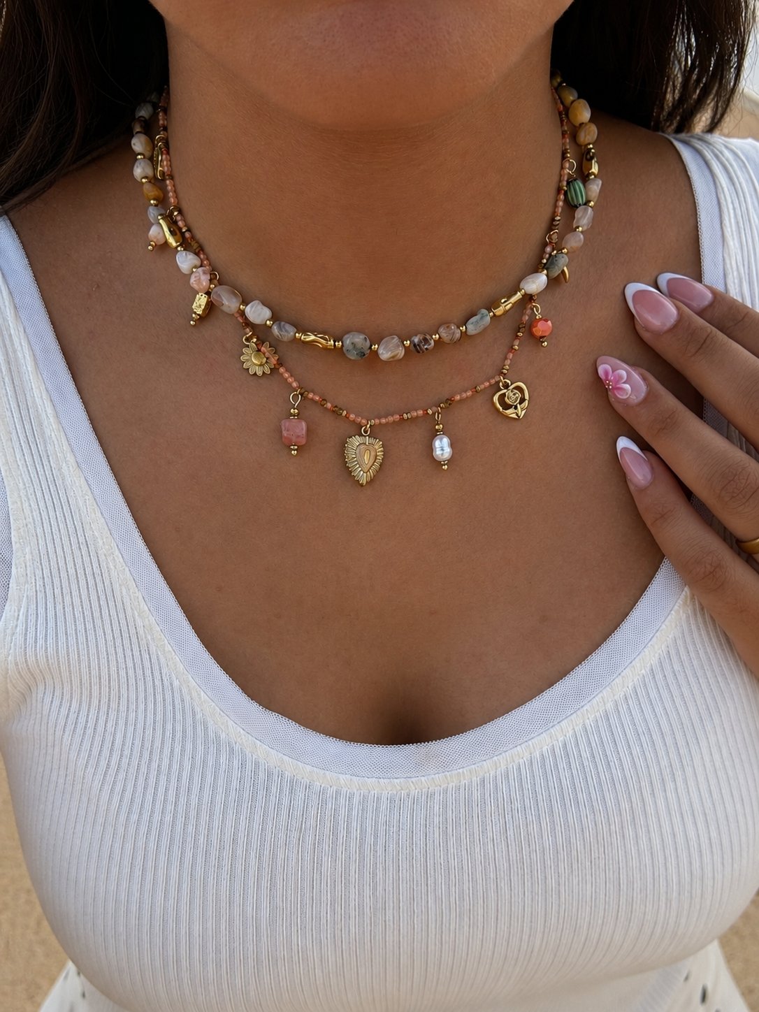 Collier Éléonore en acier inoxydable doré à pampilles porté au cou sur un haut blanc - Ordiajade