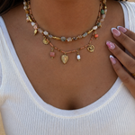 Collier Éléonore en acier inoxydable doré à pampilles porté au cou sur un haut blanc - Ordiajade