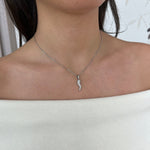 Collier Calista corne d'abondance en acier inoxydable argenté porté au cou - Ordiajade
