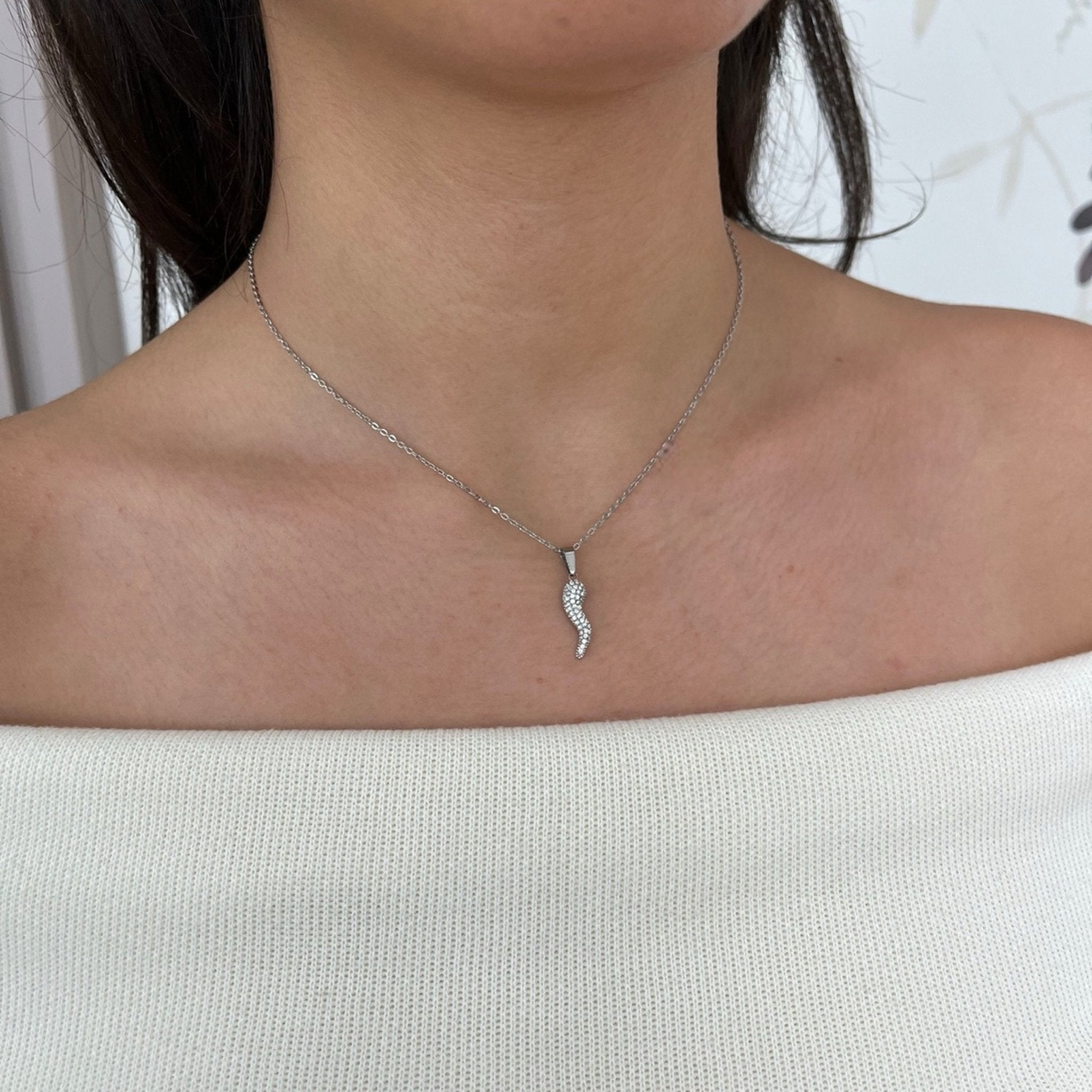 Collier Calista corne d'abondance en acier inoxydable argenté porté au cou - Ordiajade