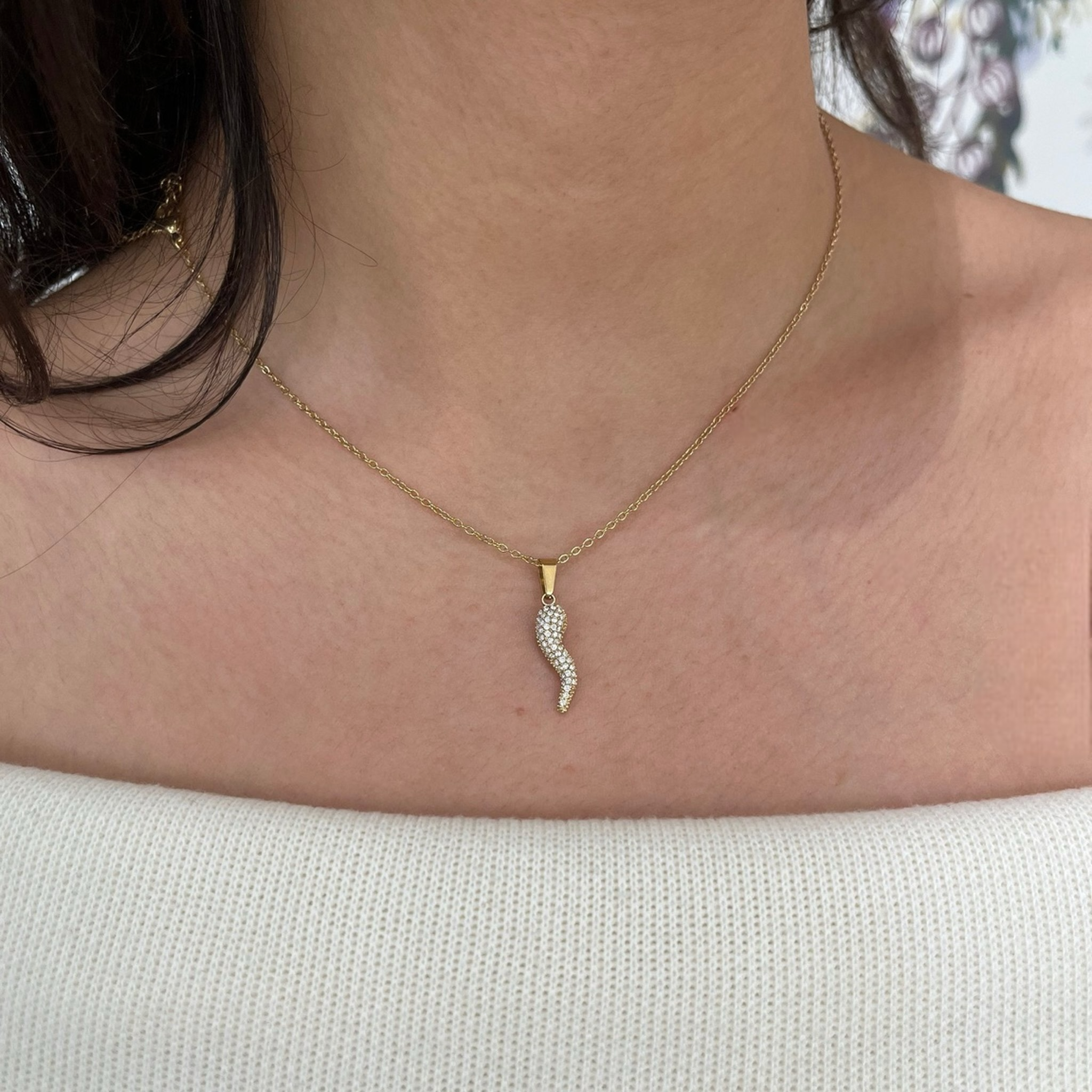 Collier Calista corne d'abondance en acier inoxydable doré porté au cou - Ordiajade