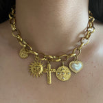 Collier grosse maille doré Church avec breloques croix et soleil porté au cou - Ordiajade