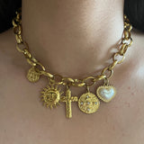 Collier grosse maille doré Church avec breloques croix et soleil porté au cou - Ordiajade
