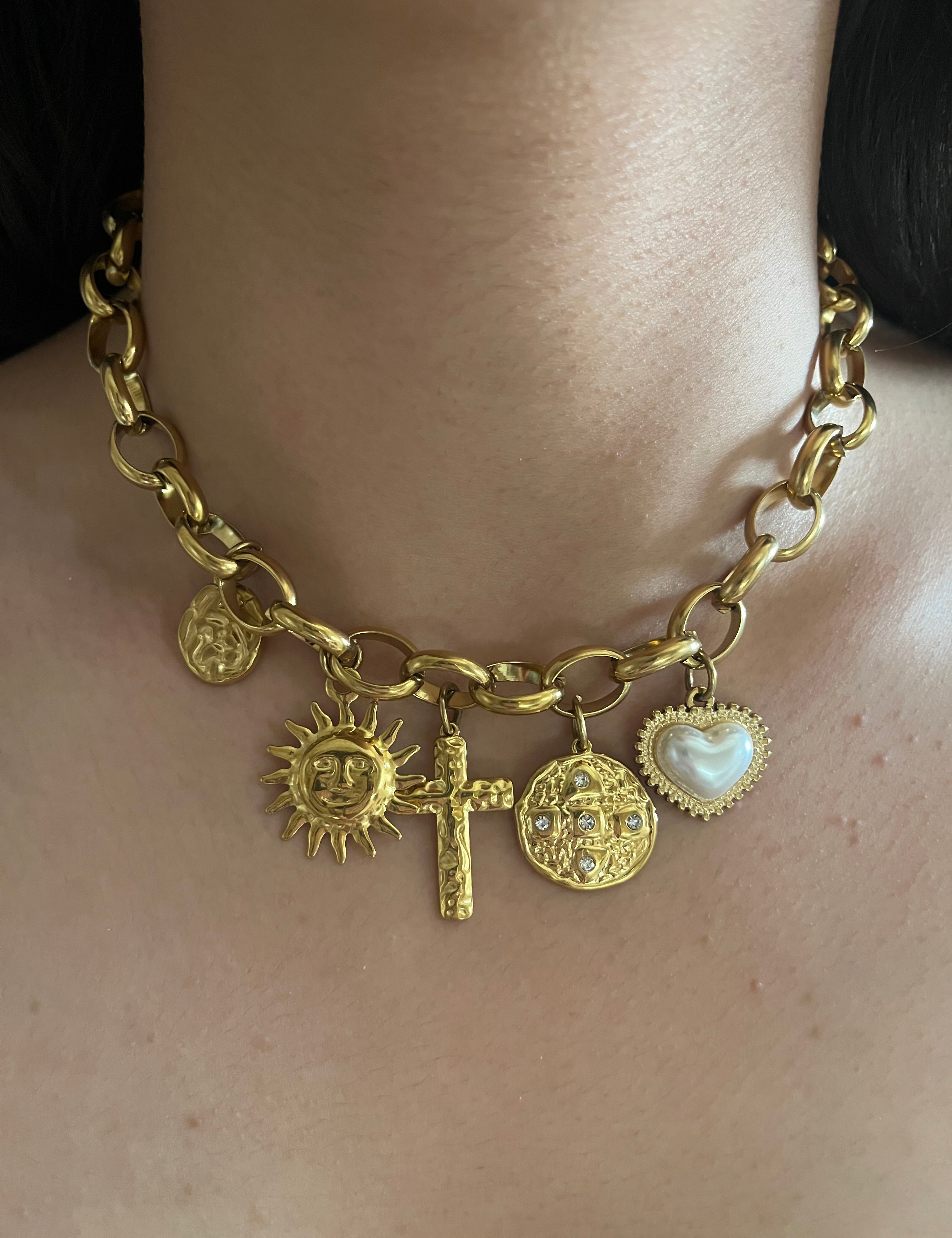 Collier grosse maille doré Church avec breloques croix et soleil porté au cou - Ordiajade