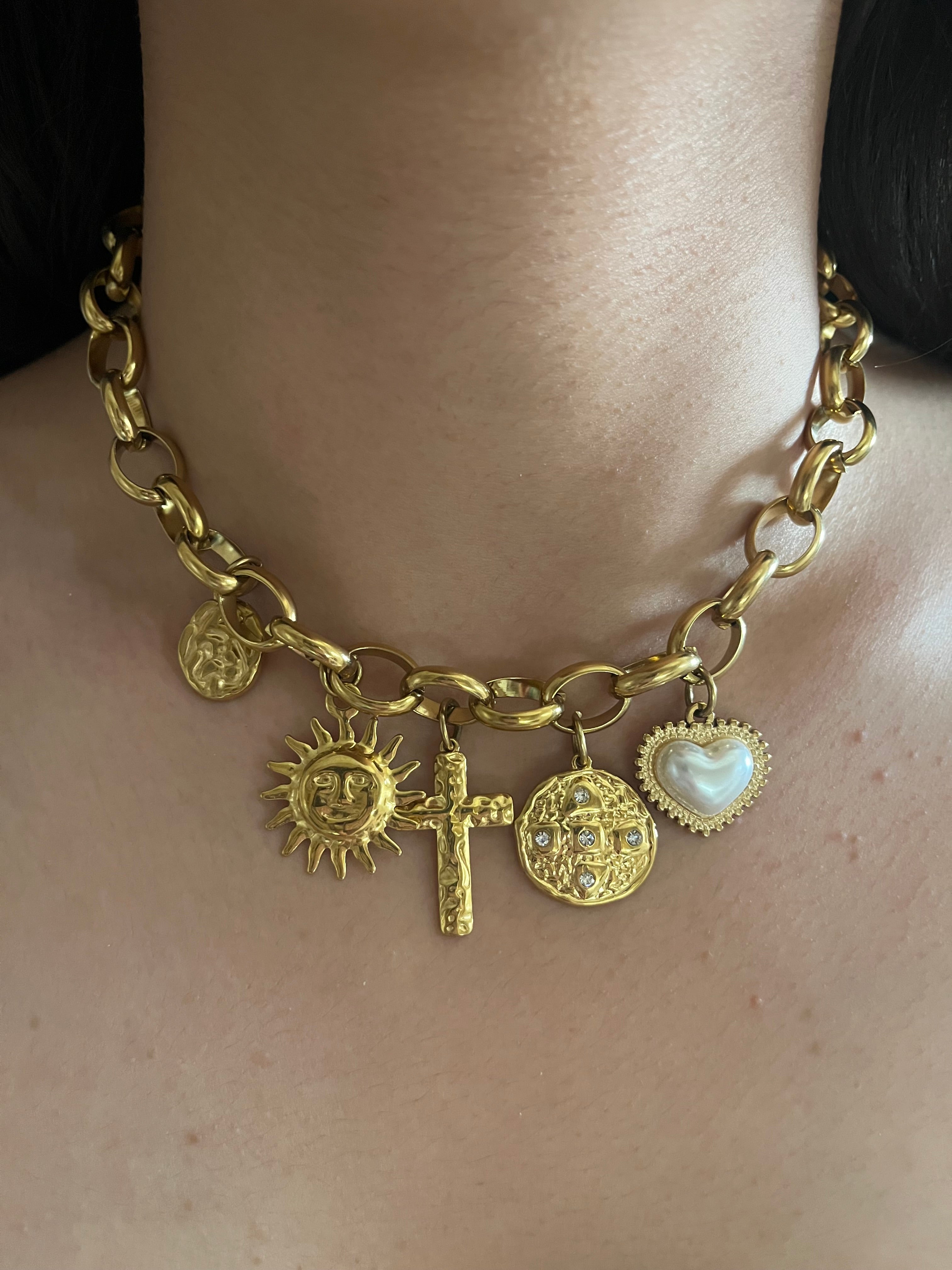 Collier grosse maille doré Church avec breloques croix et soleil porté au cou - Ordiajade