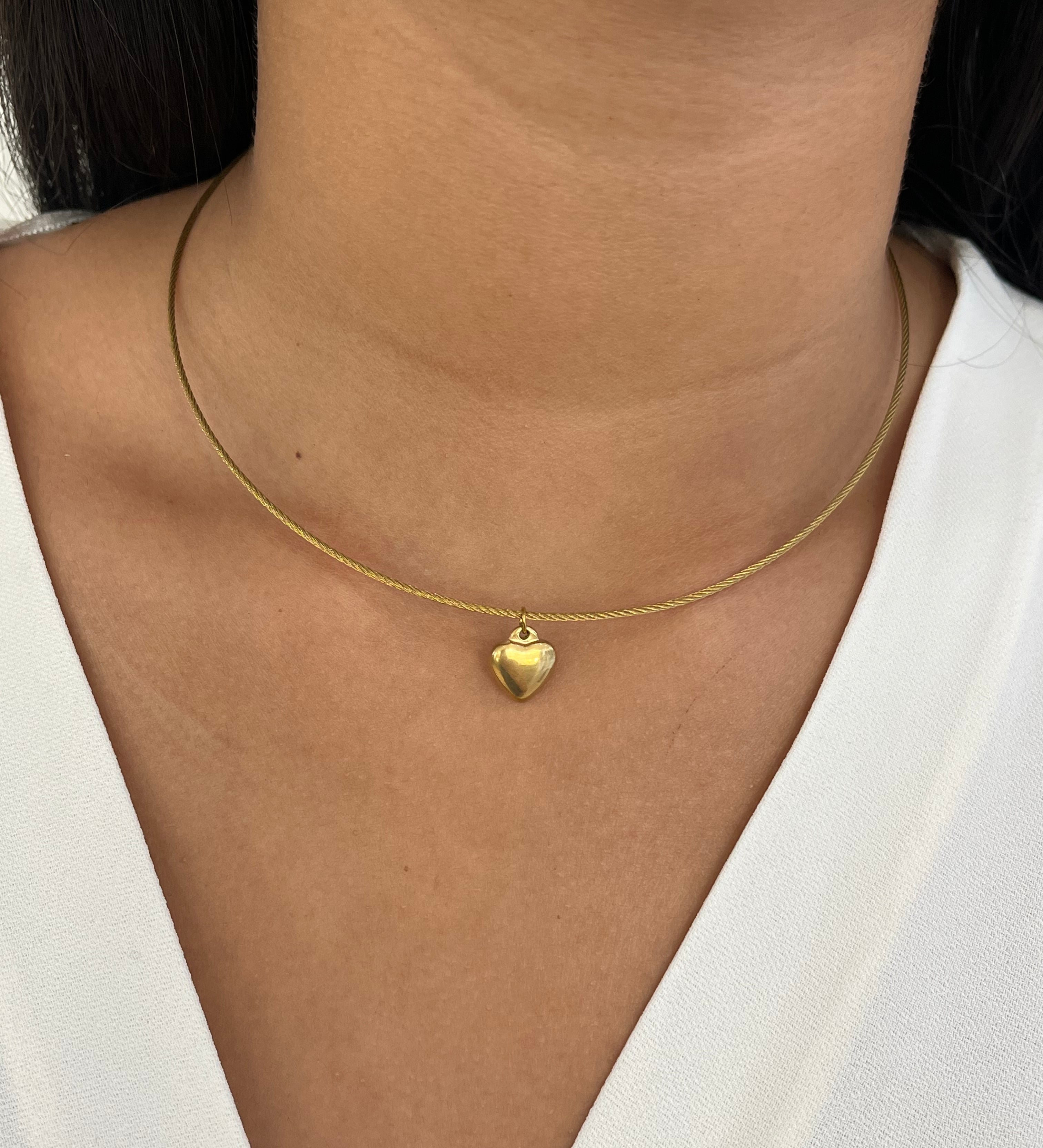 Collier Cœur de Love en acier inoxydable doré avec pendentif cœur bombé porté au cou - Ordiajade