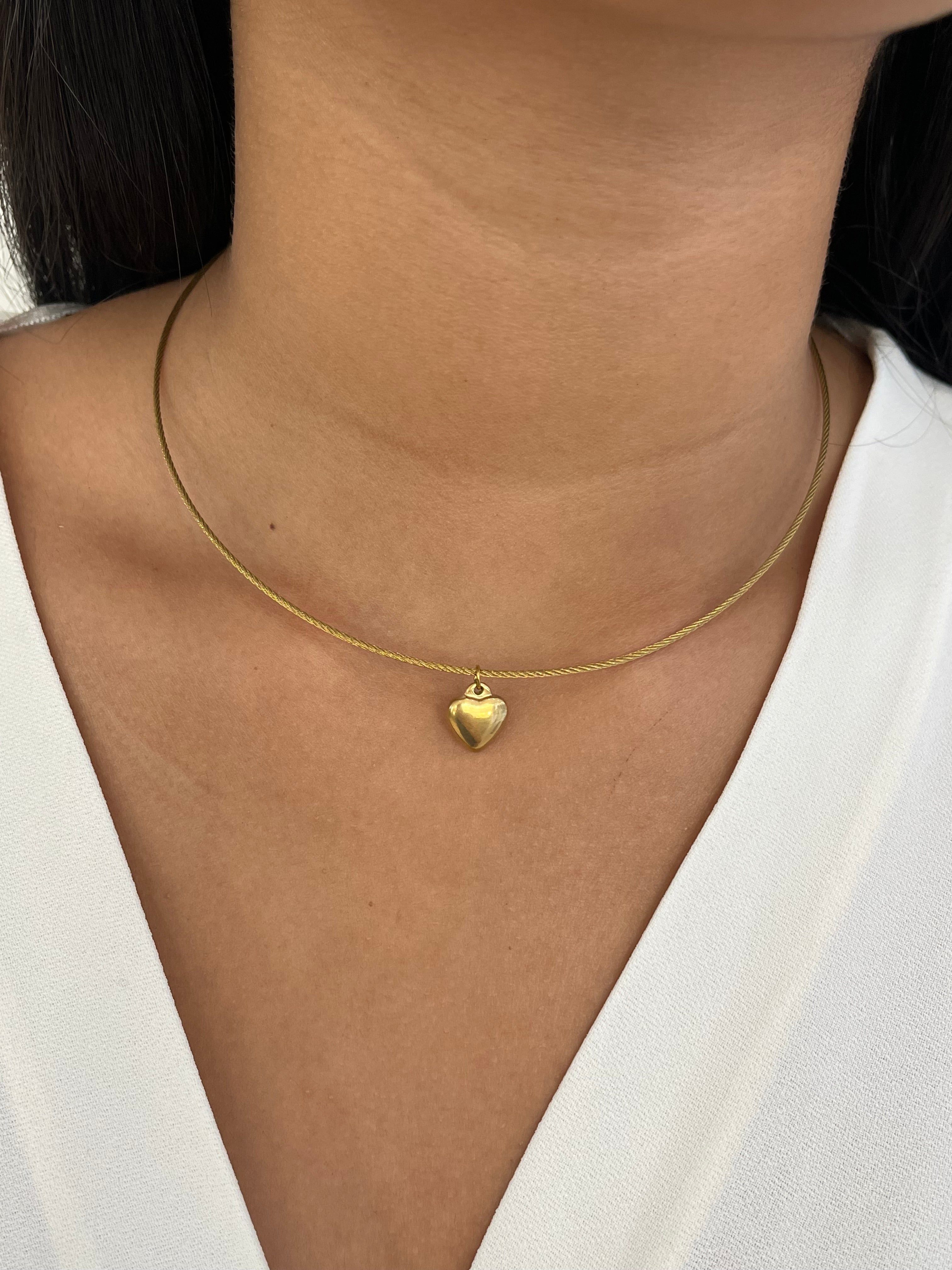 Collier Cœur de Love en acier inoxydable doré avec pendentif cœur bombé porté au cou - Ordiajade