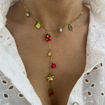 Collier cravate Cerise Fraise en acier inoxydable doré porté sur le décolleté - Ordiajade