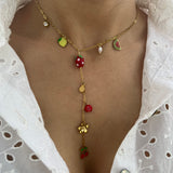Collier cravate Cerise Fraise en acier inoxydable doré porté sur le décolleté - Ordiajade