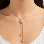 Collier cravate coulissant doré Iced en acier inoxydable avec cœur pavé de strass brillants porté - Ordiajade