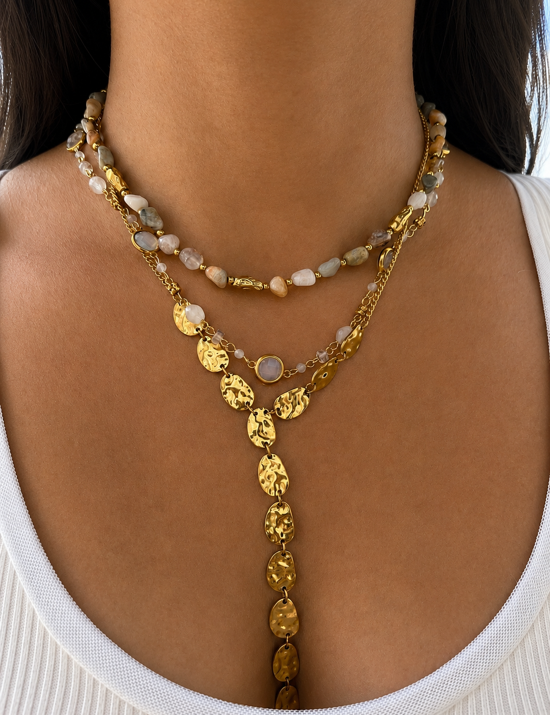 Collier style cravate Monica en acier inoxydable doré avec cascade de médaillons ciselés sur le décolleté - Ordiajade