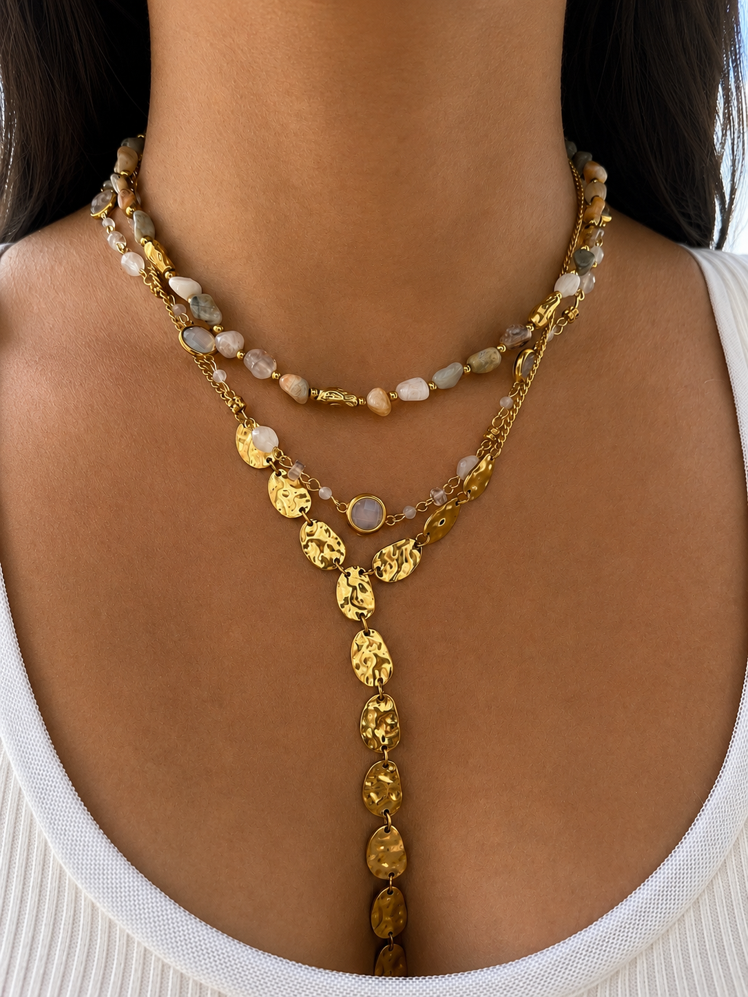 Collier style cravate Monica en acier inoxydable doré avec cascade de médaillons ciselés sur le décolleté - Ordiajade