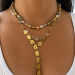 Collier style cravate Monica en acier inoxydable doré avec cascade de médaillons ciselés sur le décolleté - Ordiajade