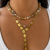 Collier style cravate Monica en acier inoxydable doré avec cascade de médaillons ciselés sur le décolleté - Ordiajade