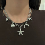 Collier Dauphin argenté avec pendentifs marins sur fond noir - Ordiajade
