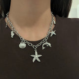 Collier Dauphin argenté avec pendentifs marins sur fond noir - Ordiajade