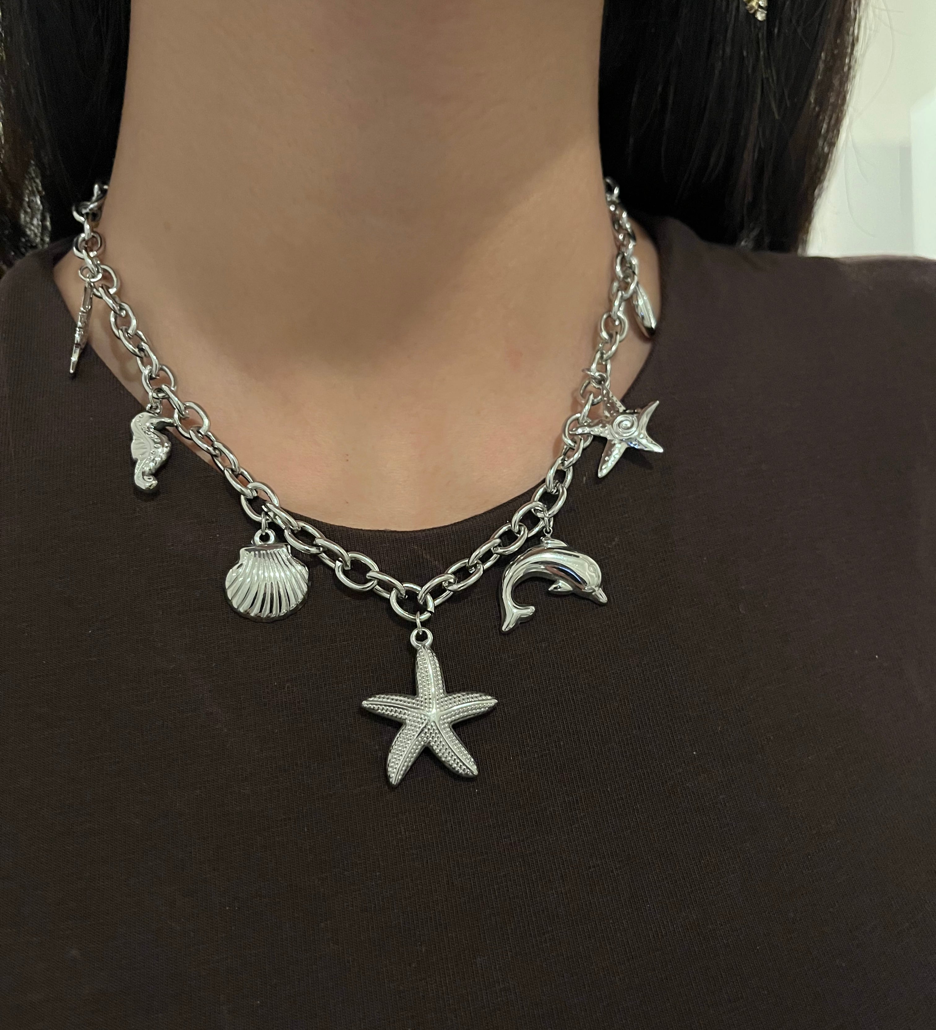 Collier Dauphin argenté avec pendentifs marins sur fond noir - Ordiajade