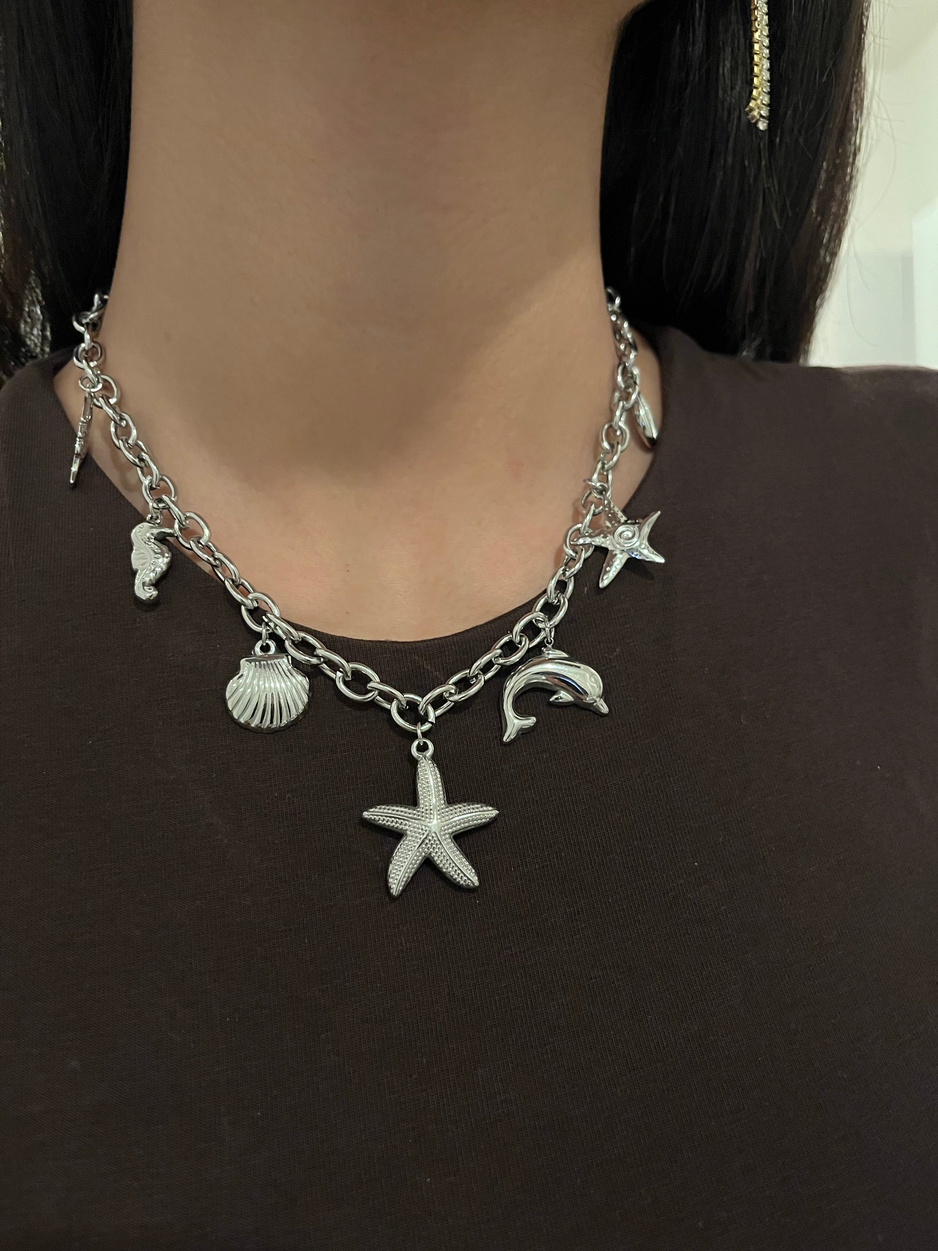 Collier Dauphin argenté avec pendentifs marins sur fond noir - Ordiajade